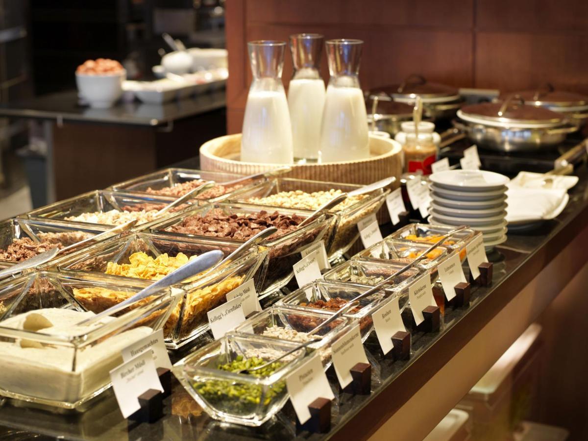 Conrad Hamburg Hotel Kültér fotó A selection of cereals at a breakfast buffet