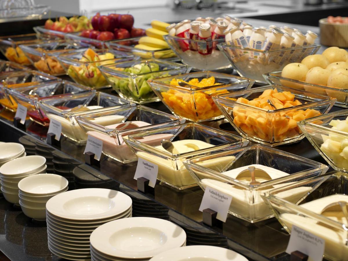 Conrad Hamburg Hotel Kültér fotó A buffet of fruit and cheese