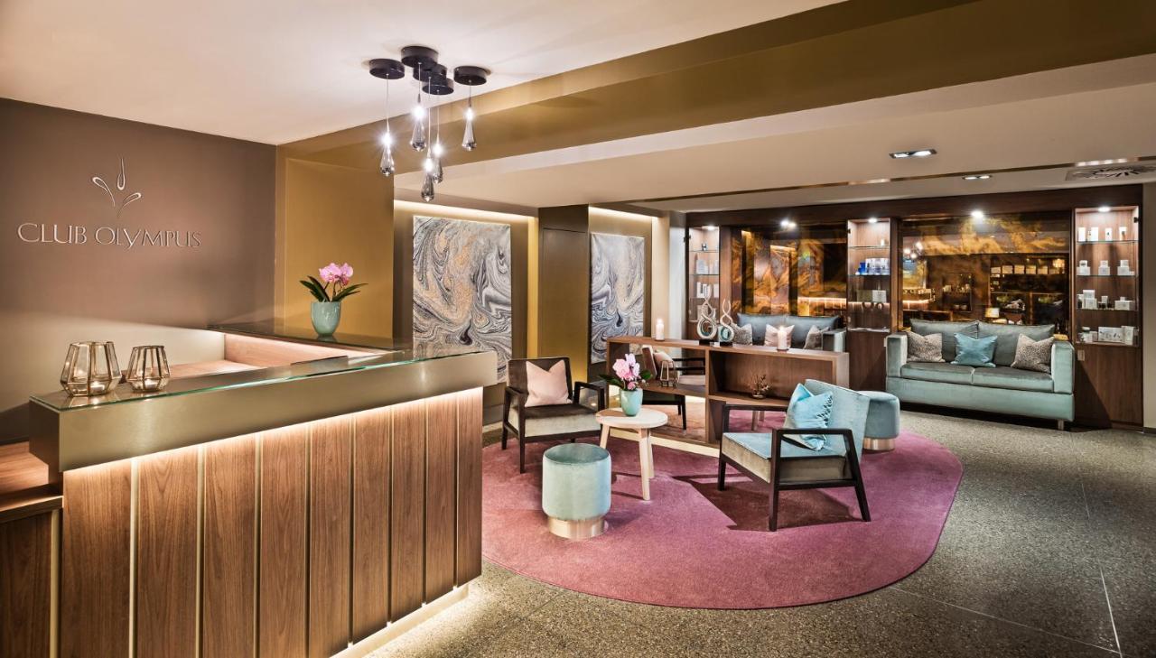Conrad Hamburg Hotel Kültér fotó The lobby of the hotel
