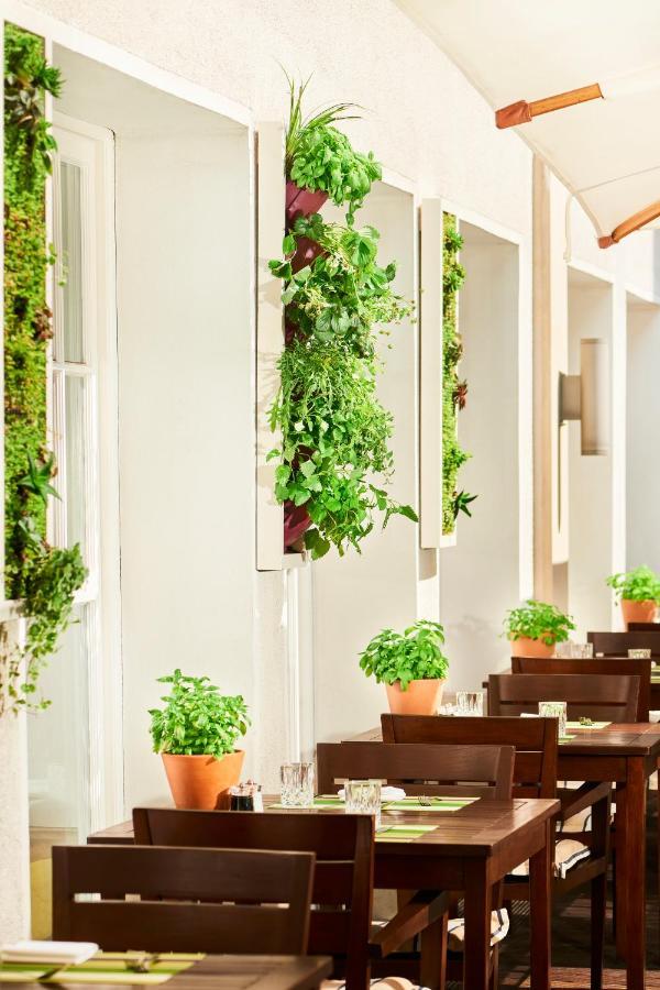 Conrad Hamburg Hotel Kültér fotó A living wall in a home