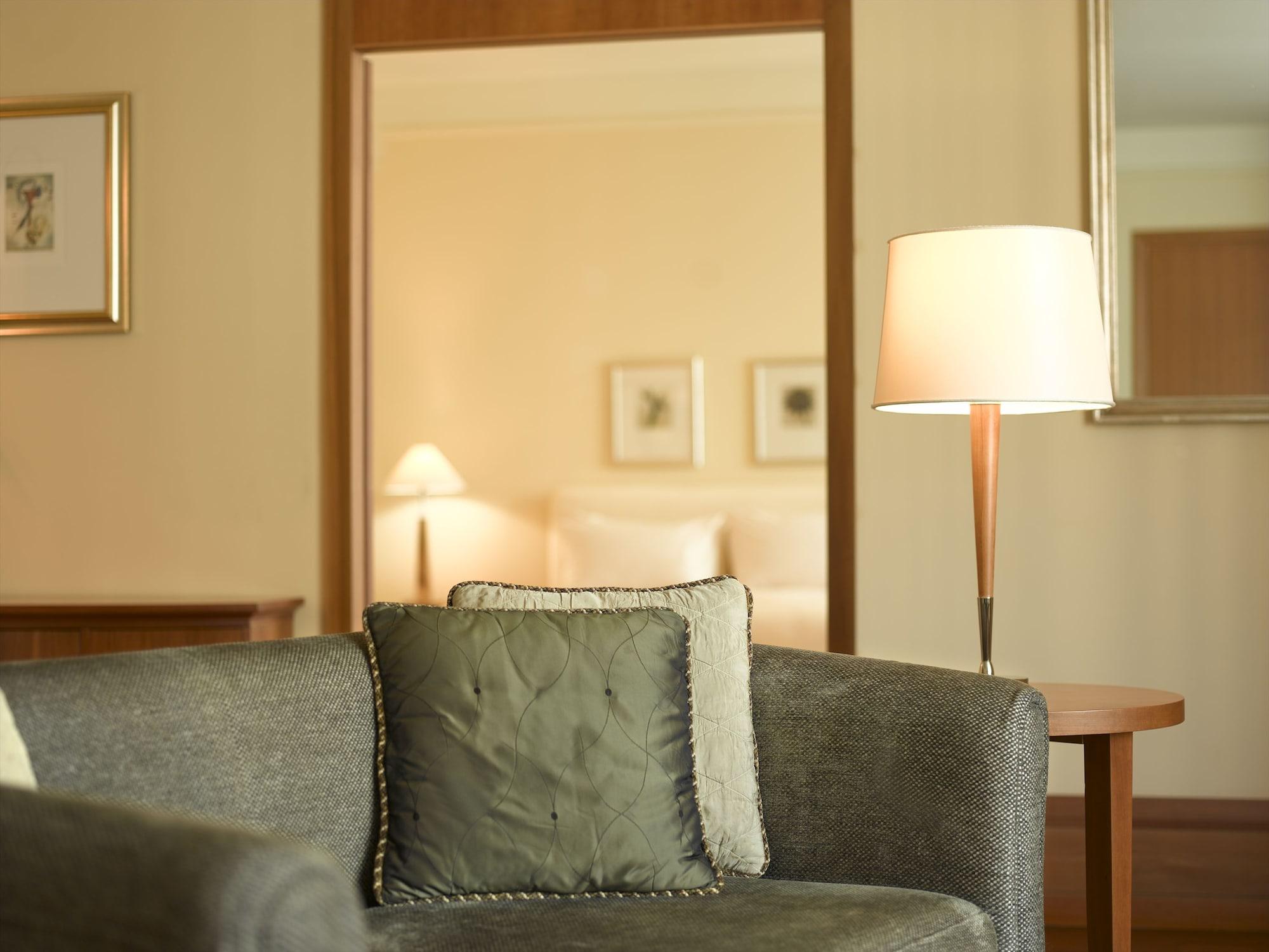 Conrad Hamburg Hotel Kültér fotó A room at the hotel