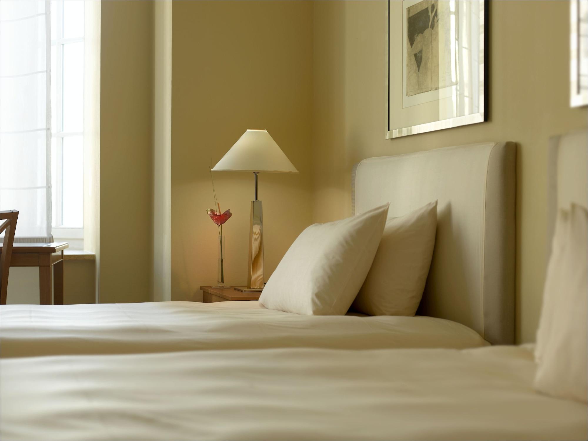 Conrad Hamburg Hotel Kültér fotó A bedroom at the hotel