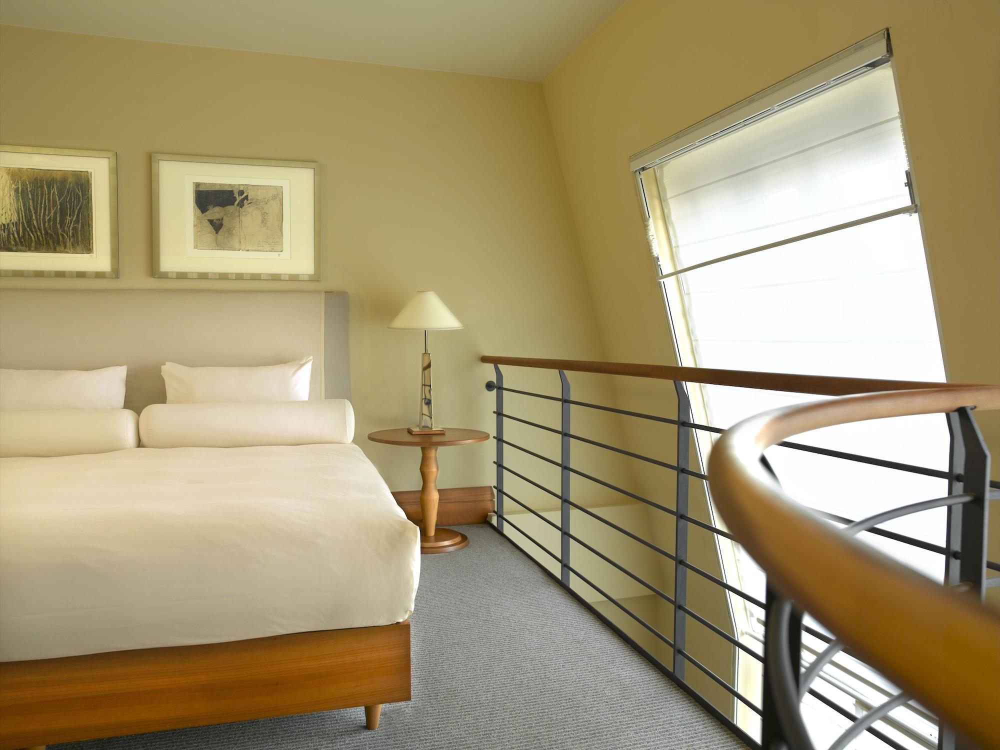 Conrad Hamburg Hotel Kültér fotó A bedroom at the hotel
