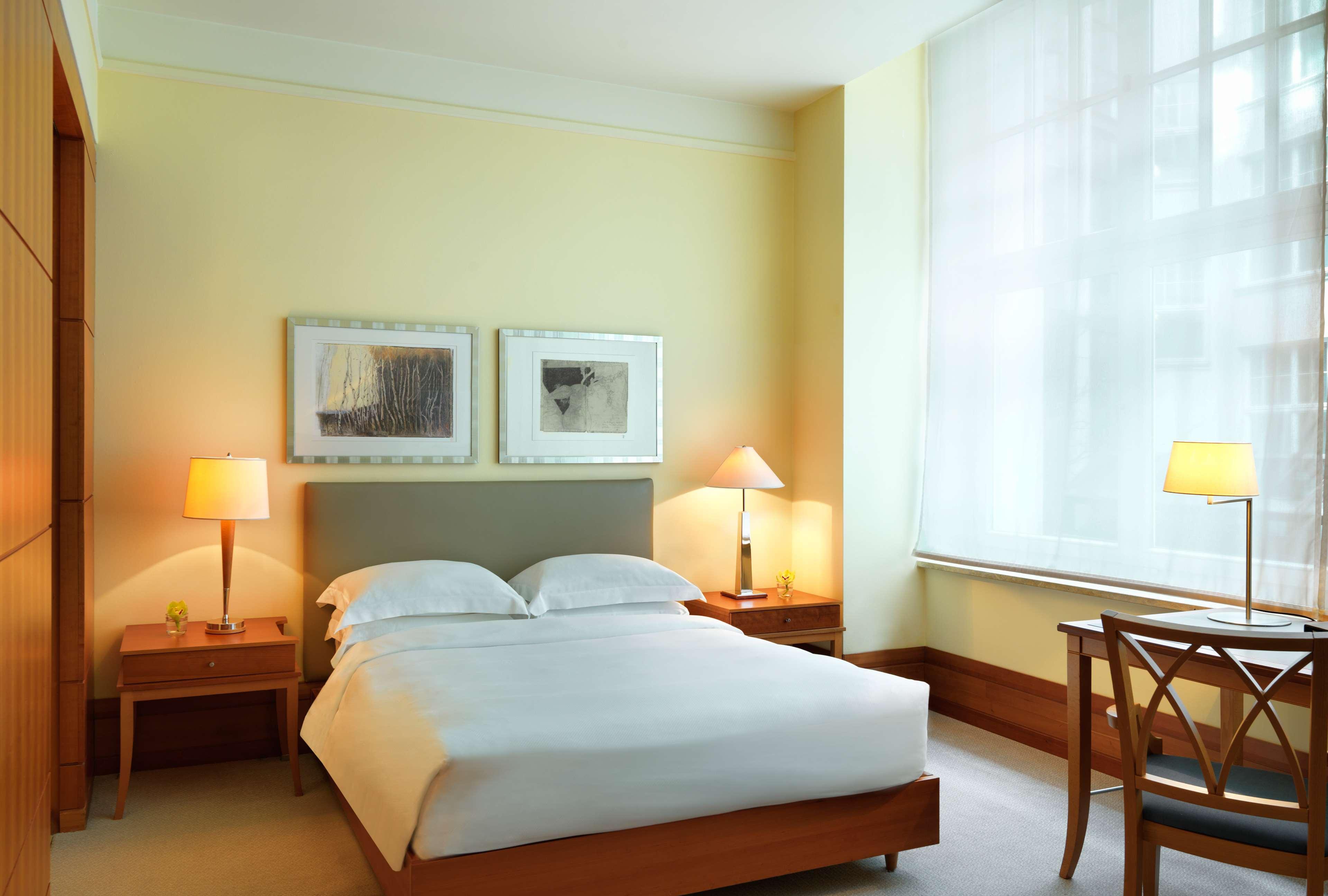 Conrad Hamburg Hotel Kültér fotó A room at the hotel
