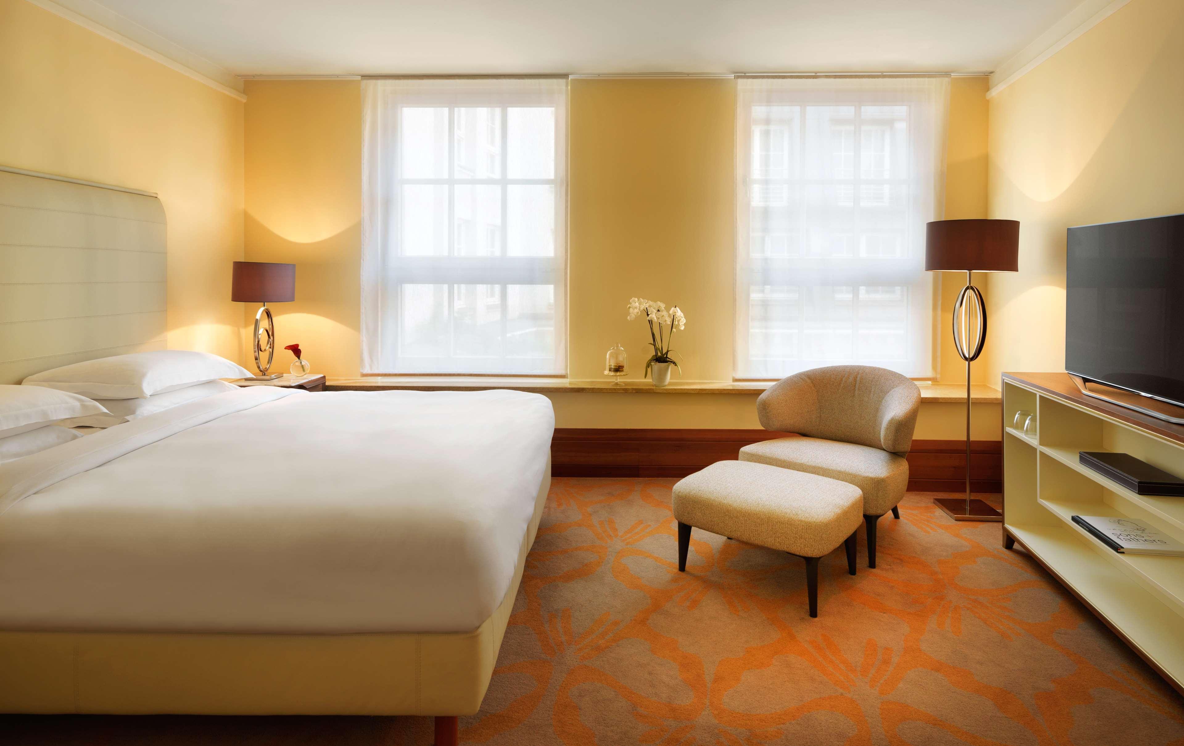 Conrad Hamburg Hotel Kültér fotó A room at the Mandarin Oriental, London