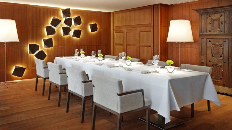 Conrad Hamburg Hotel Kültér fotó The interior of the restaurant