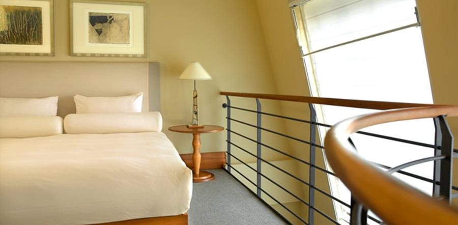 Conrad Hamburg Hotel Kültér fotó A room at the hotel