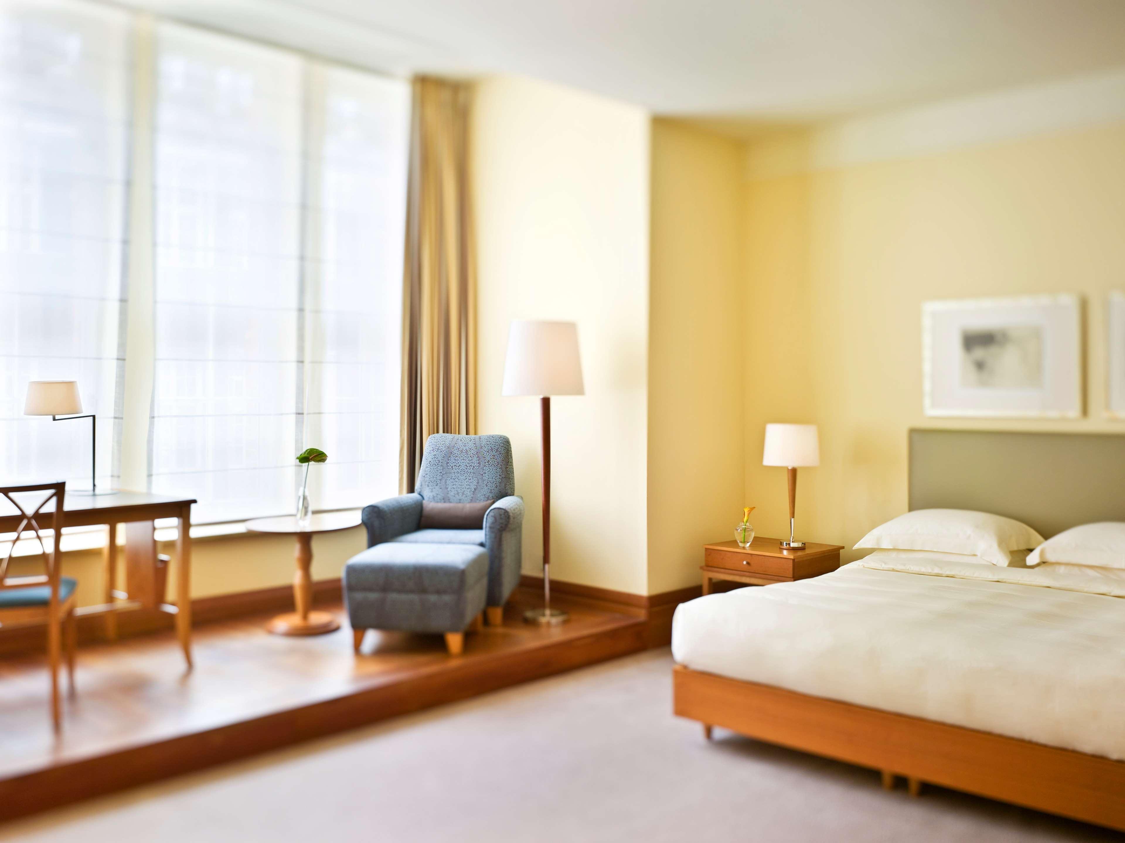 Conrad Hamburg Hotel Kültér fotó A room at the hotel