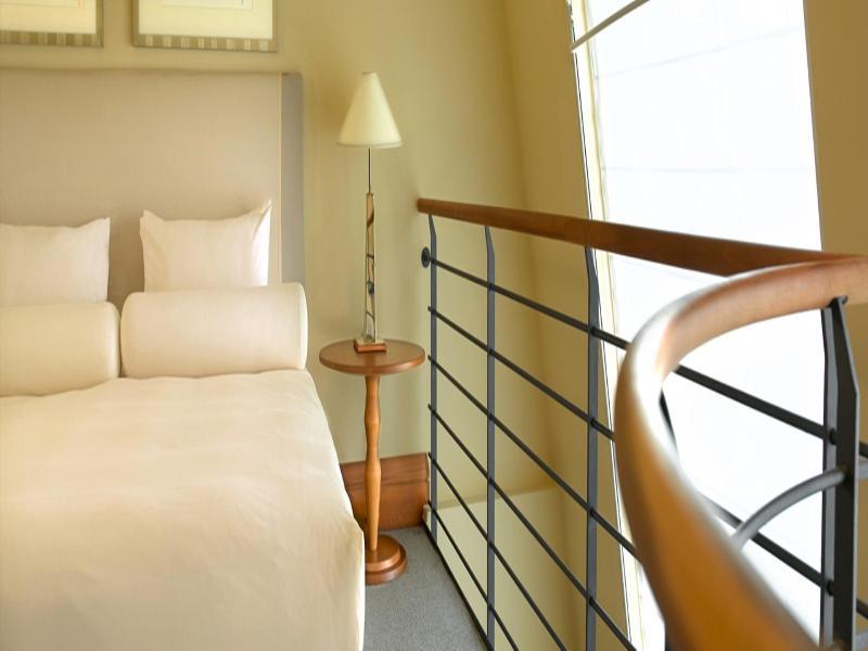 Conrad Hamburg Hotel Kültér fotó A room at the hotel